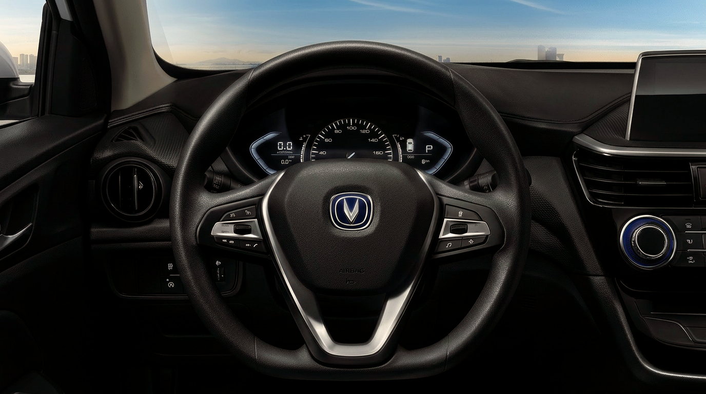 Volante multifuncional y tablero del CHANGAN Alsvin vistos desde el asiento del conductor