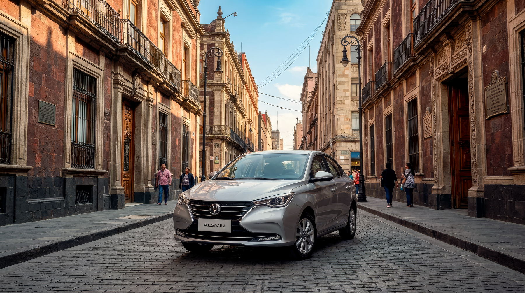 CHANGAN Alsvin plateado sobre el empedrado del Centro Histórico de la Ciudad de México