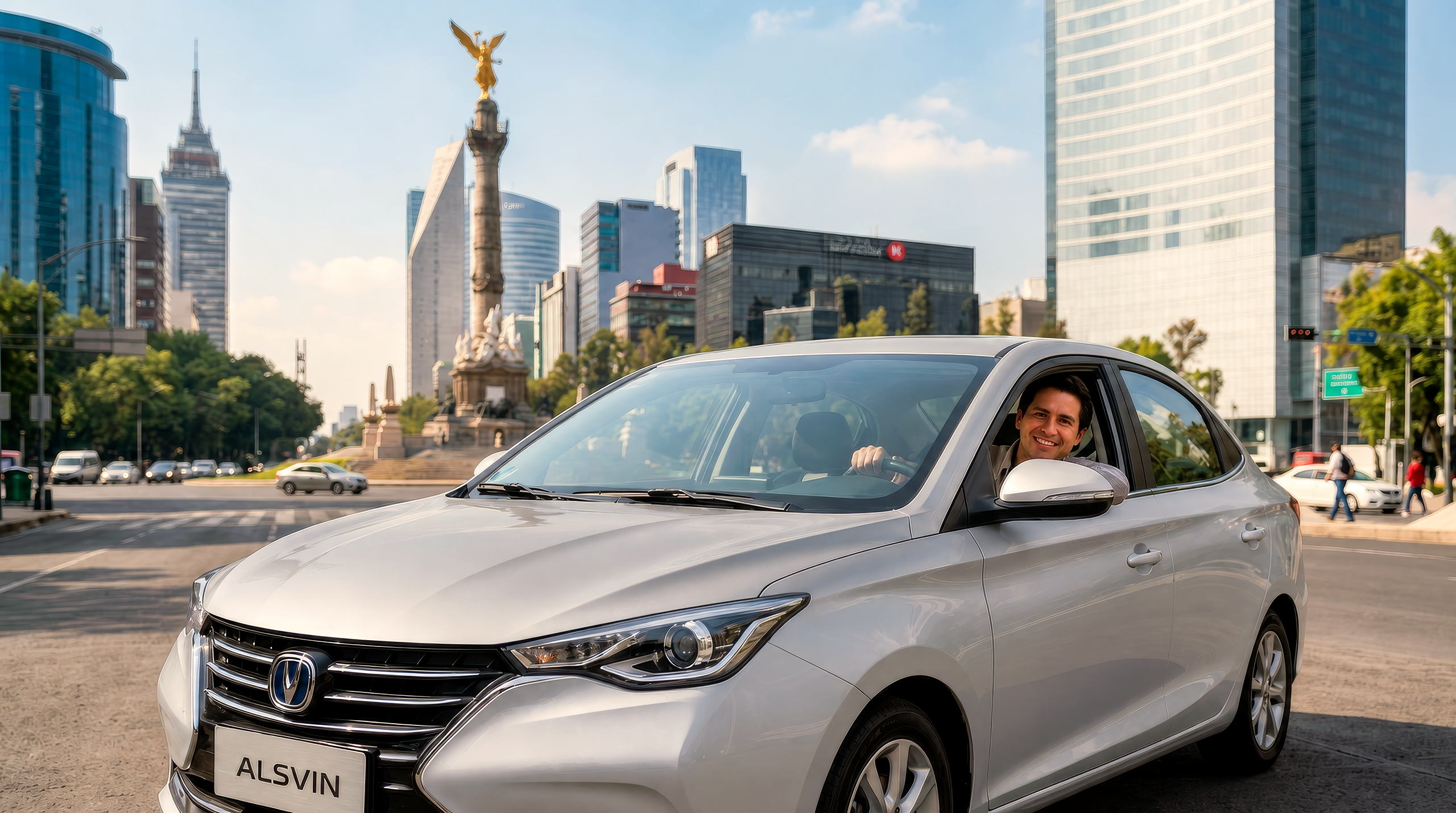 Conductor al volante de un CHANGAN Alsvin plateado frente al Ángel de la Independencia, Ciudad de México