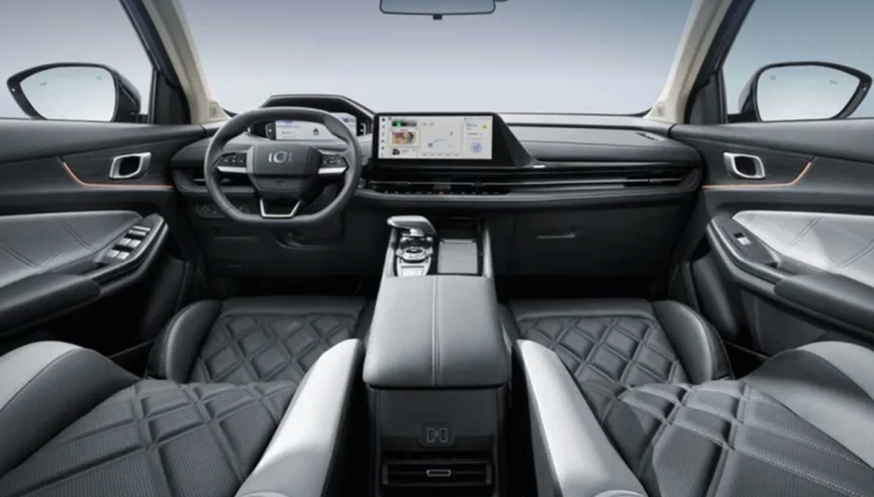 Vestiduras con piel sintética
Volante multifunción forrado en piel