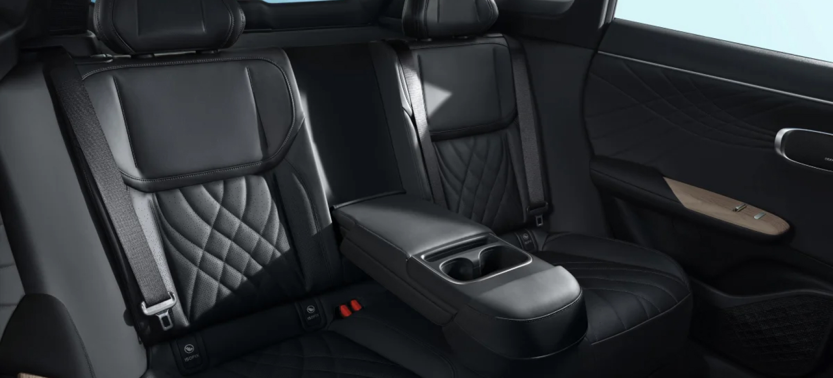 6 Bolsas de aire; 2 frontales, 2 laterales y 2 tipo cortina
Frenos de disco ventilado delanteros y de disco traseros con Sistema Antibloqueo de Frenos (ABS)