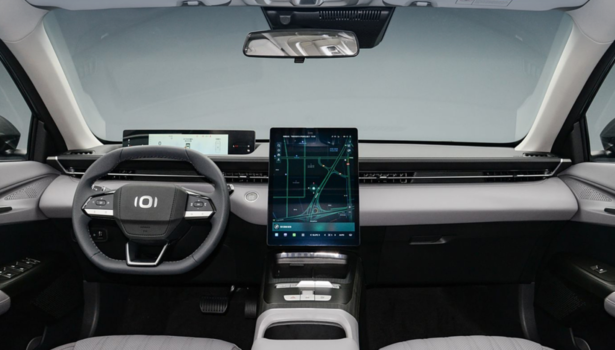 Panel de instrumentos de 10”
Pantalla táctil de infoentretenimiento a color de 13.2”