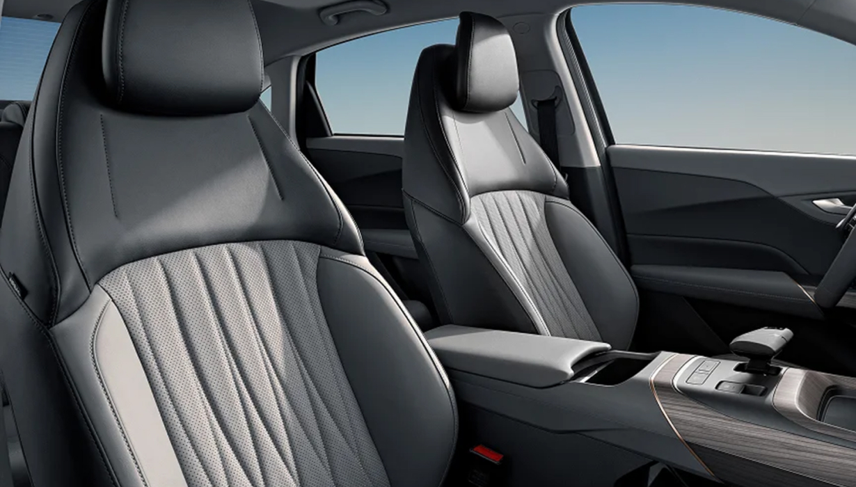 Asiento del conductor con ajuste eléctrico de 6 posiciones
Asiento del copiloto con ajuste manual de 4 posiciones