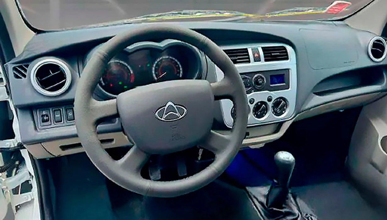 Asiento del conductor con ajuste manual de 2 posiciones.
Radio AM/FM con 2 bocinas y conectividad bluetooth