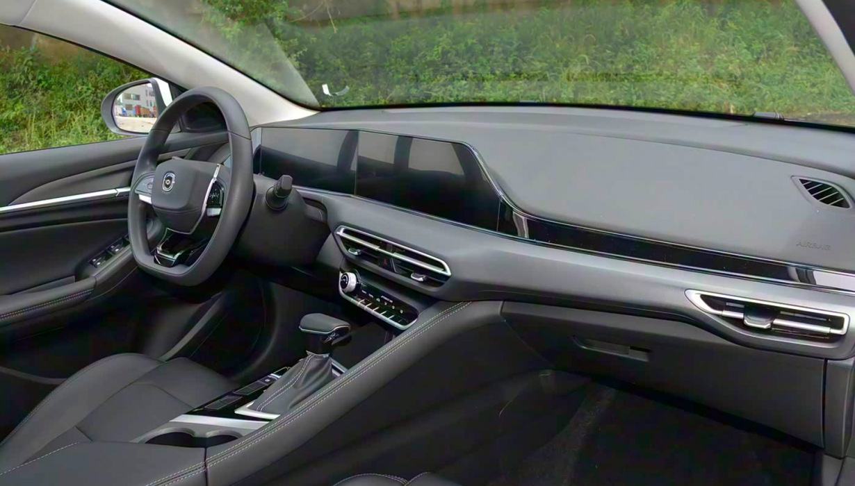 Asiento del conductor con ajuste eléctrico de 6 posiciones*
Asiento del copiloto con ajuste manual de 4 posiciones
Vestiduras en piel sintética