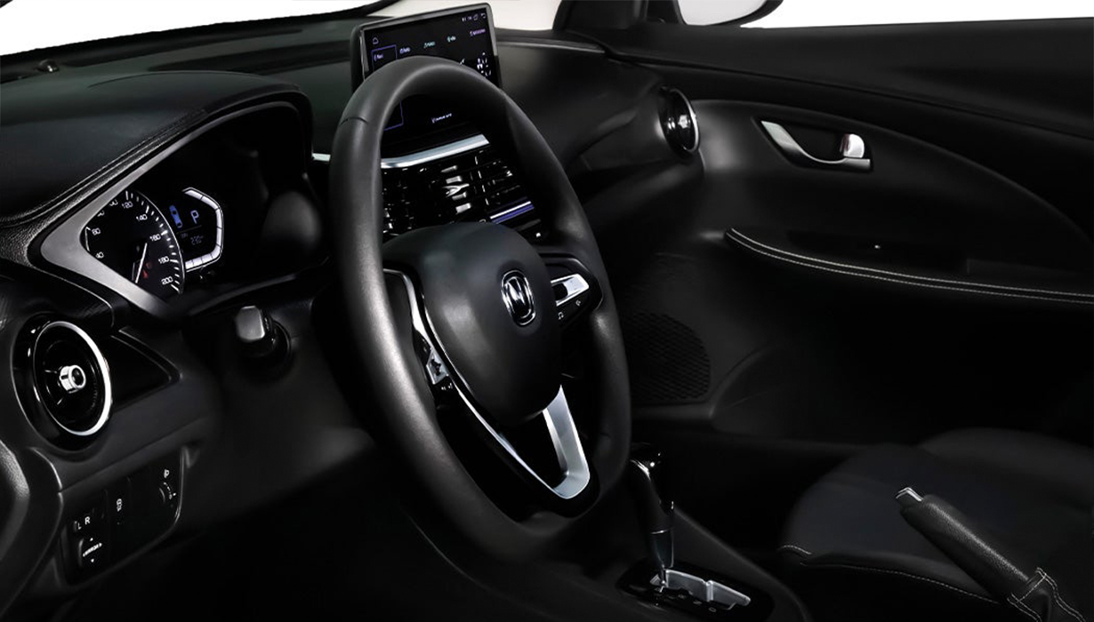 Pantalla digital táctil de infoentretenimiento a color de 10”.