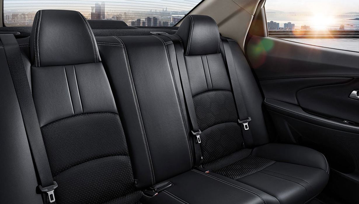 Asientos ergonómicos con tapizado combinado en ecopiel*.