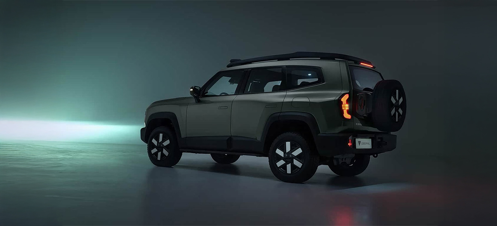 Espejos laterales plegables automáticamente al cerrar.