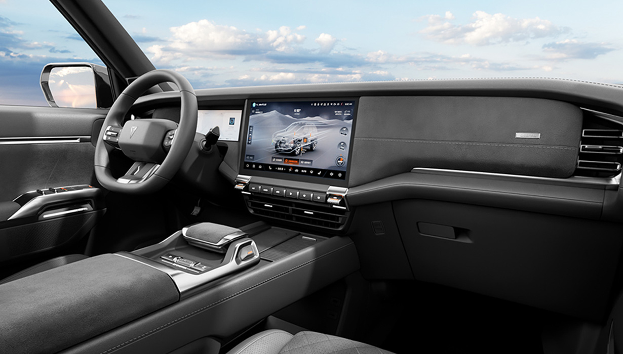 Pantalla táctil de infoentretenimiento a color de 15.4”.