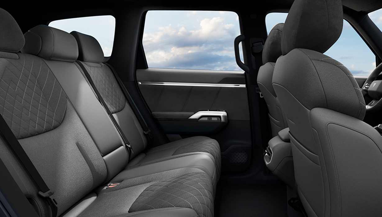 Vestiduras en piel sintética.