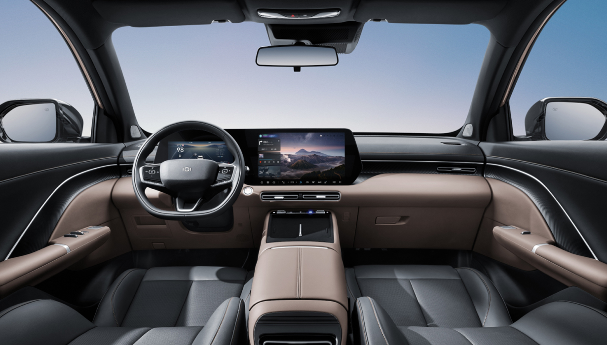 Panel de Instrumentos Digital de 10.25"
Pantalla digital de infoentretenimiento de 14.6"
Conectividad con Carplay® y Android Auto®
Aire acondicionado eléctrico automático