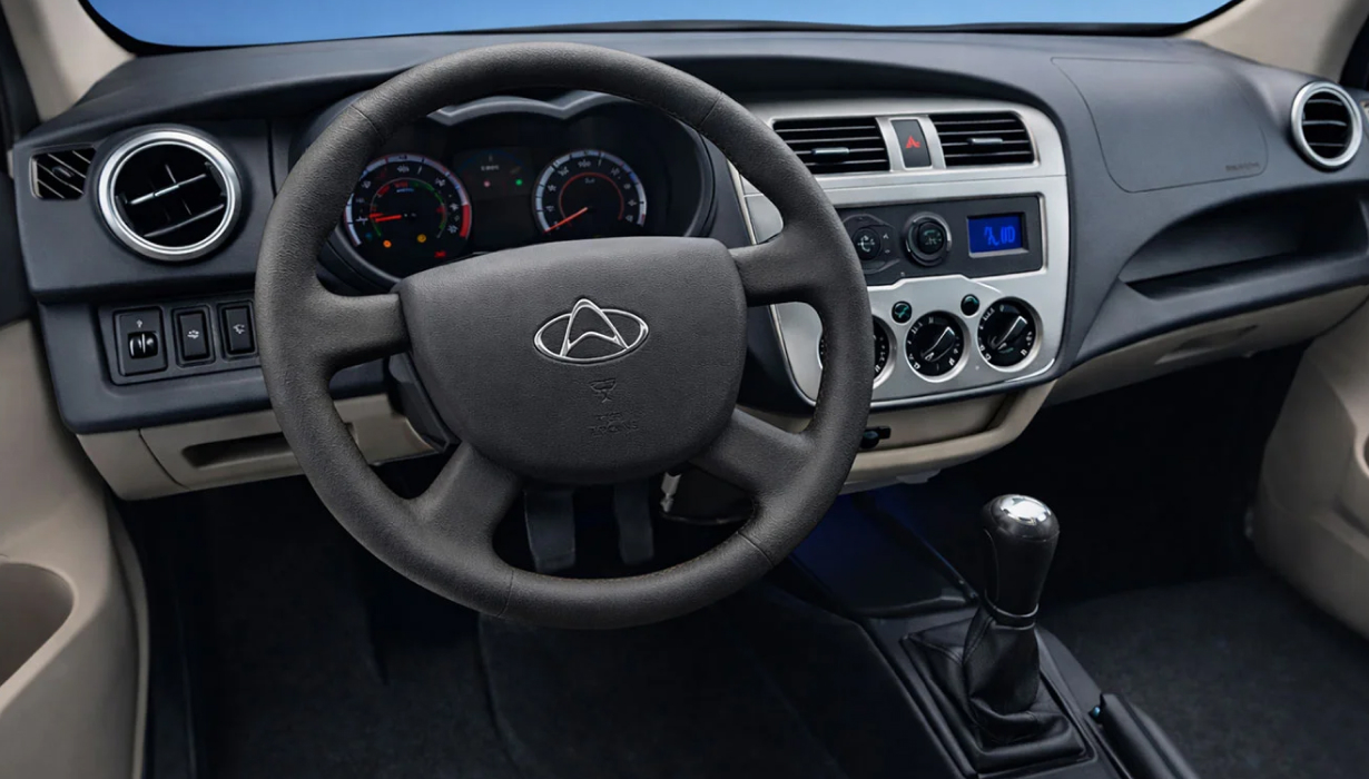 Asiento del conductor con ajuste manual
Radio AM/FM con 2 bocinas y conectividad Bluetooth